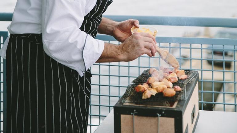 Préparez le homard selon vos goûts ; certains l’aiment simple (cuit à la vapeur avec sa carapace et accompagné de beurre fondu et citronné) ; d’autres le préfèrent grillé ou en morceaux en tant que base pour d’autres plats (la bisque de homard).