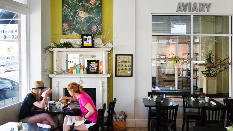 Dans le centre de Springfield, l’ambiance éclectique de C Street se retrouve dans les restaurants du quartier, comme Aviary Café.