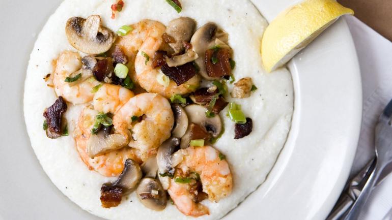 Hominy Grill 餐厅提供查尔斯顿风味的南方经典美食，例如鲜虾玉米粥，以及花生和甜茶。