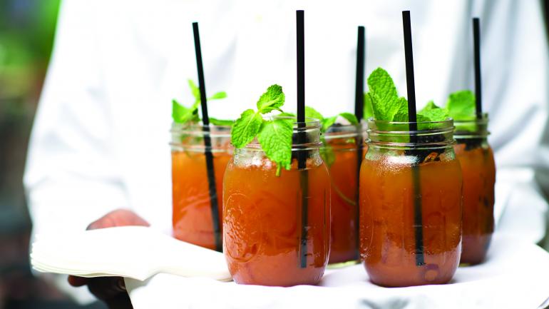 每天餐前、餐中和餐后都会供应饰以新鲜柠檬和浆果叶的精酿鸡尾酒。