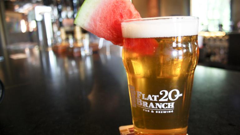 Des salles de concert, des bars et des restaurants animent le centre-ville de Columbia. Commencez la soirée par une bière artisanale du Missouri et un plat de brasserie raffiné au Flat Branch Pub & Brewing