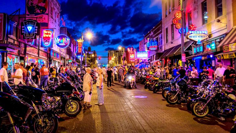 田纳西州孟菲斯繁华热闹的贝尔街