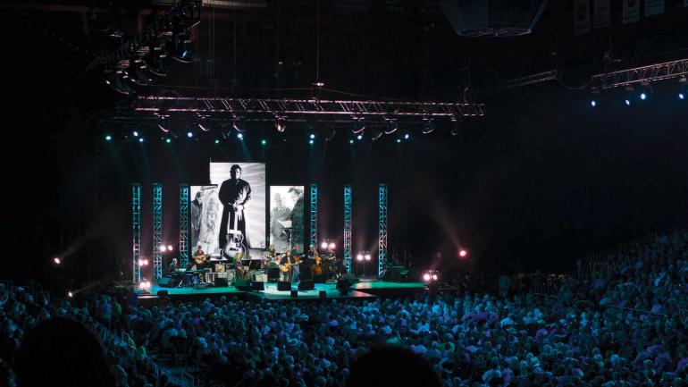 在阿肯色州琼斯伯勒卡什的童年故居向其致敬