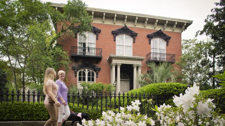 佐治亚州萨凡纳，《午夜善恶花园》中莫瑟·威廉斯的宅邸