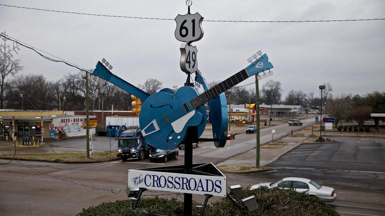 密西西比州克拉克斯戴尔的交叉路口，相传，Robert Johnson 在这里将灵魂卖给了魔鬼以换取演奏蓝调音乐的能力
