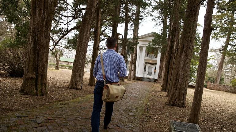 沿步道漫步，走向密西西比州牛津的罗恩橡园，已故作家威廉·福克纳的故居