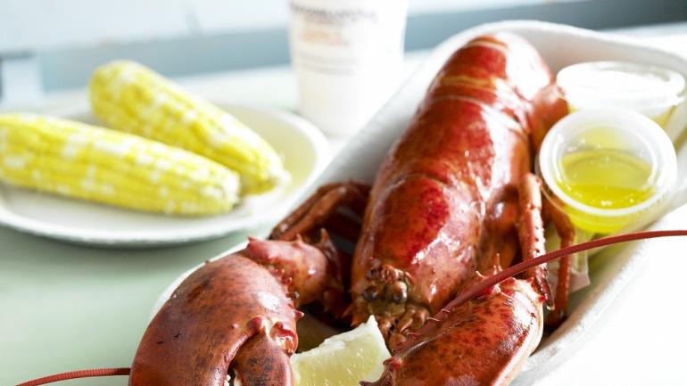 Pide tu langosta en un rollo o al vapor con mantequilla caliente y una rodaja de limón.