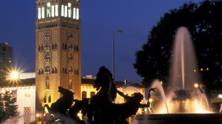 De jour comme de nuit, le quartier Plaza/Westport de Kansas City fait la part belle aux boutiques, aux lieux de vie nocturne et aux restaurants.