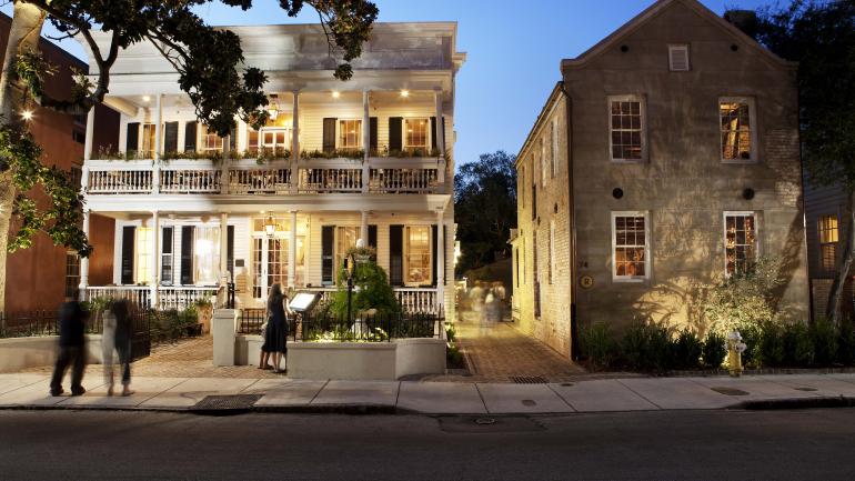 Sean Brock 大厨在南北战争前在查尔斯顿开设了自己的 Husk 餐厅，每天都会更新菜单。