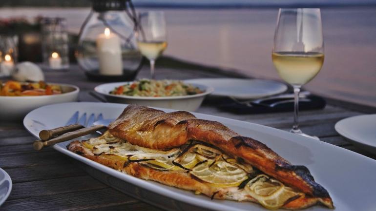 在俄勒冈州海边的餐厅，一边品尝虹鳟等新鲜的当地鱼味，一边眺望太平洋的美景。