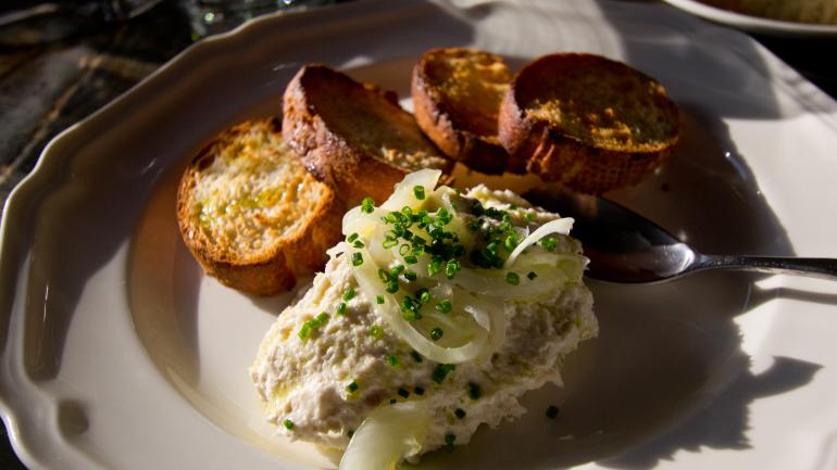 Les produits frais et les plats inventifs sont particulièrement appréciés ici, comme ceux servis chez Elaia, un établissement très chic, et chez Olio, un bar à vins et restaurant voisin.