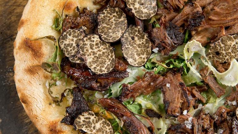 富有创意的俄勒冈厨师会参加节日盛会来庆祝当地各种美味食材，如洒在木炭烤制披萨上的新鲜松露。