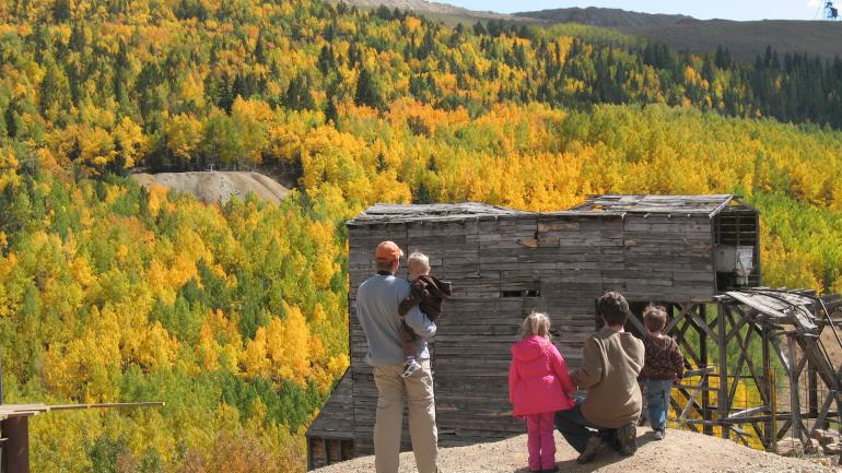 来到克里普尔溪，在迷人的科罗拉多州感受悠久的金矿历史。