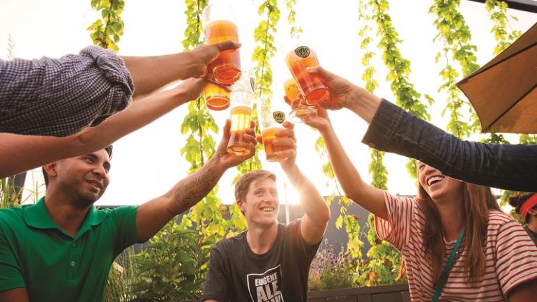 俄勒冈州的啤酒厂采用当地种植的啤酒花，酿造出开创性的精酿啤酒。您可在该州各处的散装啤酒屋和酒馆内品尝这些精酿啤酒。