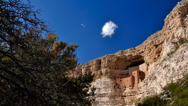 La atracción principal de Montezuma Castle National Monument en Arizona son las antiguas viviendas aborígenes construidas en la pared del acantilado.