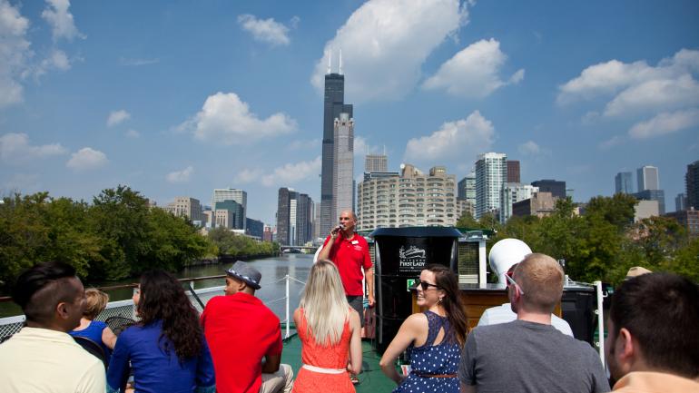 講師が率いるシカゴ建築財団リバークルーズ