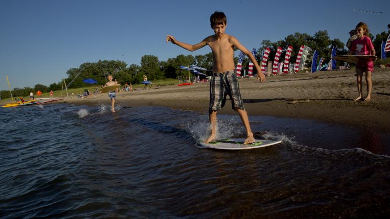 体验伊利湖岸边的浅水冲浪运动