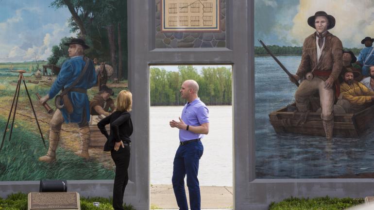 在肯塔基州帕迪尤卡遥望俄亥俄河，了解防洪墙上的壁画