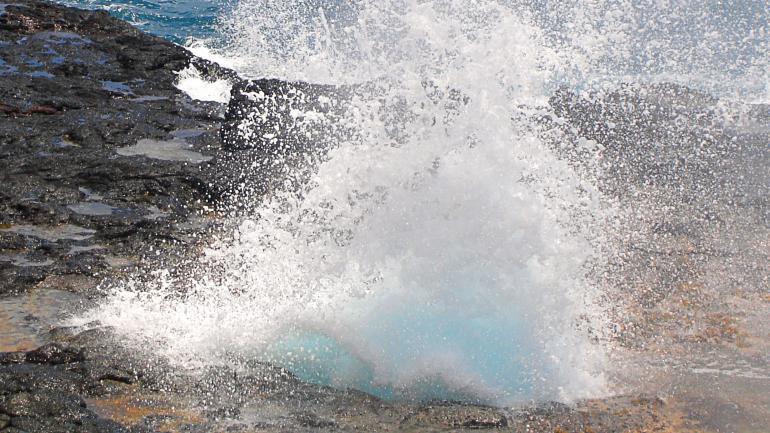 水流从普希（或号角喷泉）的火山岩中喷发，形成著名的水舞表演