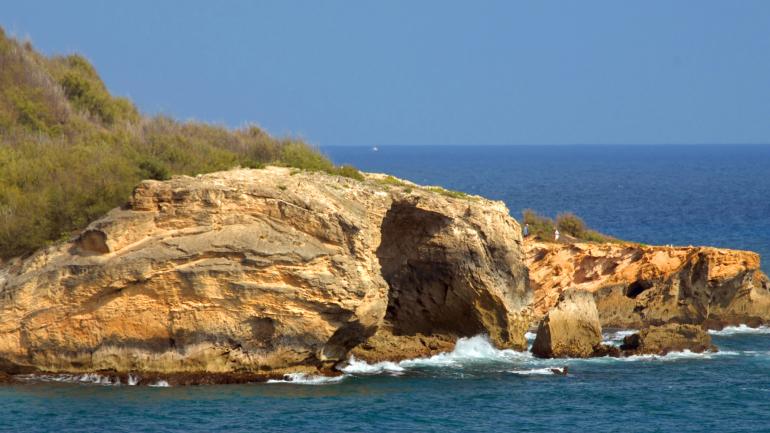 基奥尼罗阿湾上独特的岩石和洞穴地形