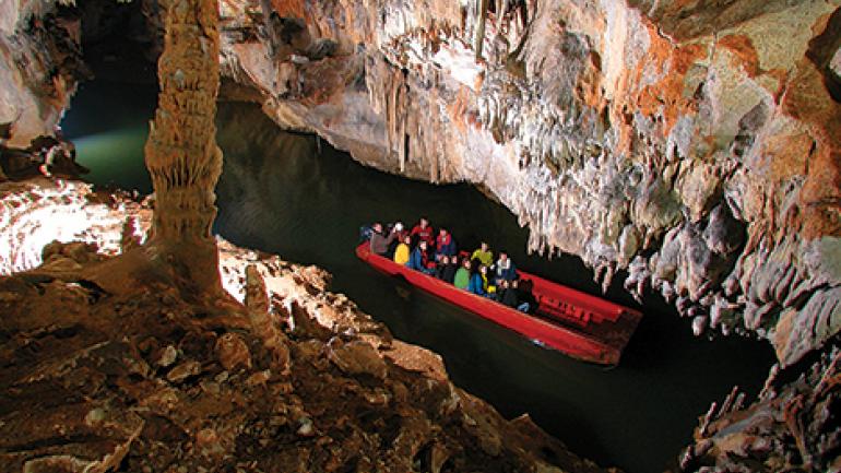 乘船经过佩恩洞穴的“自由女神像”地貌