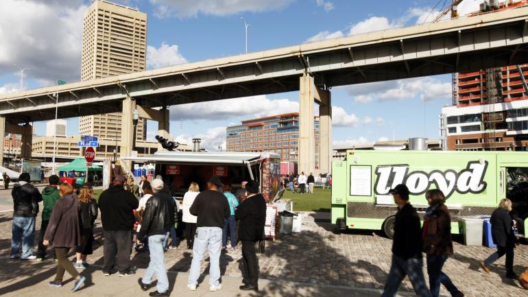 버펄로 캐널사이드의 관광객과 푸드 트럭