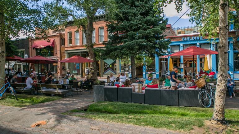 コロラド州アスペンのダウンタウンでアウトドアダイニング