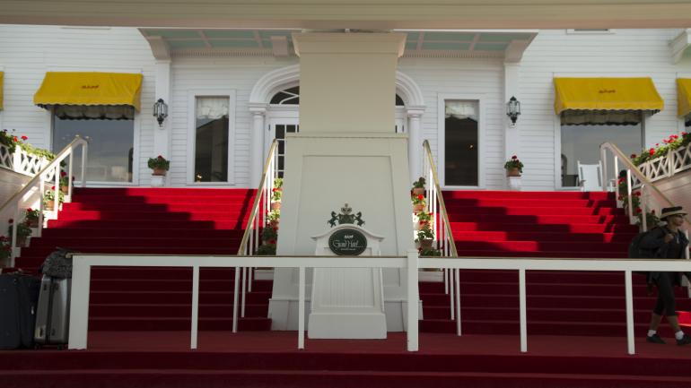 Red-carpet elegance at the Grand Hotel entrance