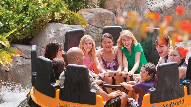 Amigos curtindo uma volta nas Shipwreck Rapids no SeaWorld San Diego