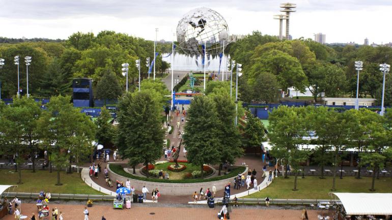 游客正在探索法拉盛草原可乐娜公园