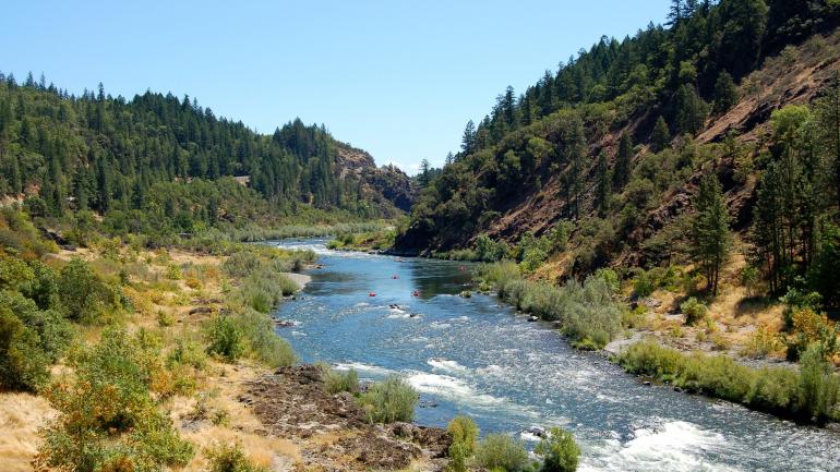 在罗格河上开启穿越赫尔盖特峡谷的皮划艇之旅