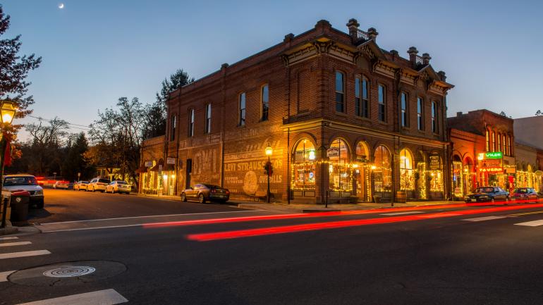 于晴朗的夜晚前往历史悠久的杰克逊维尔感受这个城镇的曼妙风情