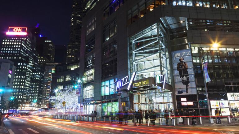 纽约市的霓虹灯照亮了林肯中心的爵士乐厅