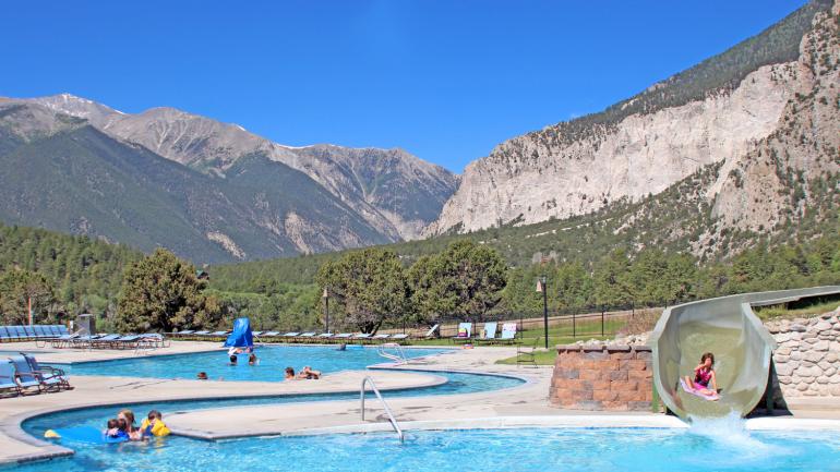 在科罗拉多州查菲县的Mt.Princeton Hot Springs Resort 度假村,全家其乐融融 在科罗拉多州查菲县的Mt.Princeton Hot Springs Resort 度假村,全家其乐融融