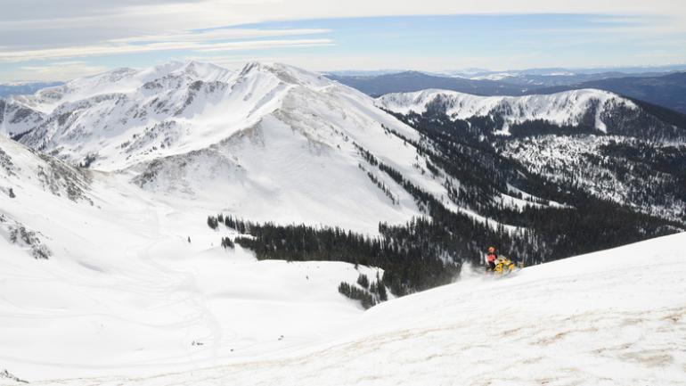 格兰德湖周围山脉中的冬季雪地摩托探险之旅