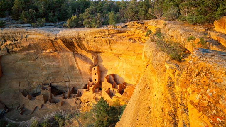 梅萨维德国家公园内由古普韦布洛人雕刻而成的 Square Tower House 塔楼遗址