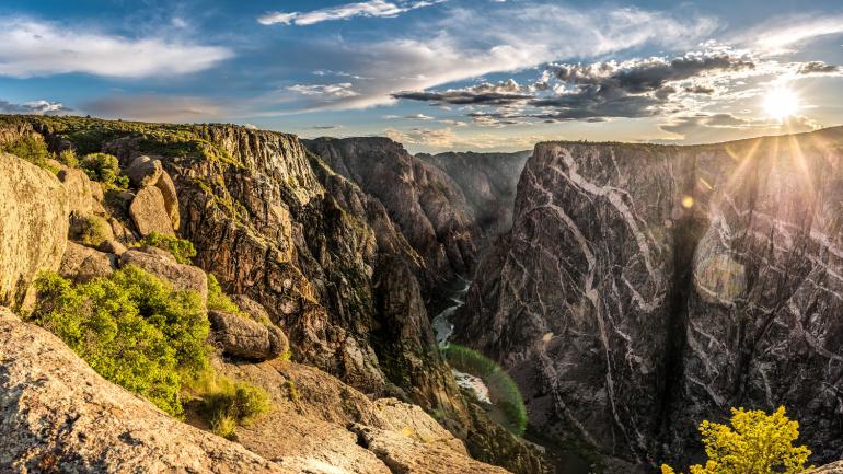 在甘尼森国家公园欣赏黑峡谷的彩绘墙