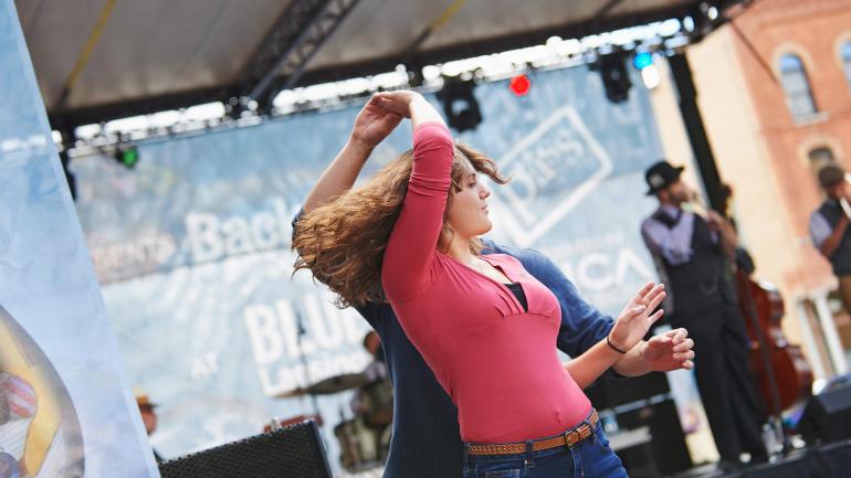 Diversão na pista de dança no Michigan BluesFest