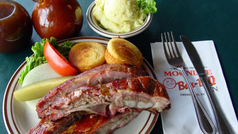 欧文斯伯勒的月光烧烤店最受欢迎的主菜——香喷喷的烤排骨