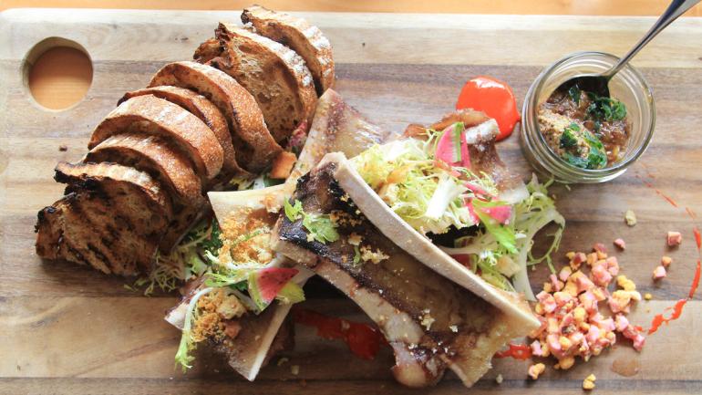 烤面包配骨髓开胃菜