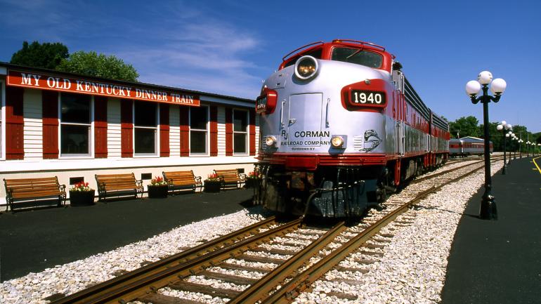 在 Kentucky Bourbon House 旅馆内，老式火车车厢为品尝美食和波本威士忌增添乐趣