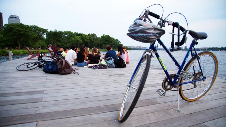 查尔斯河 Esplanade 公园骑车放松