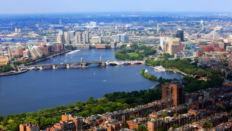 从云端漫步观景台眺望波士顿和查尔斯河