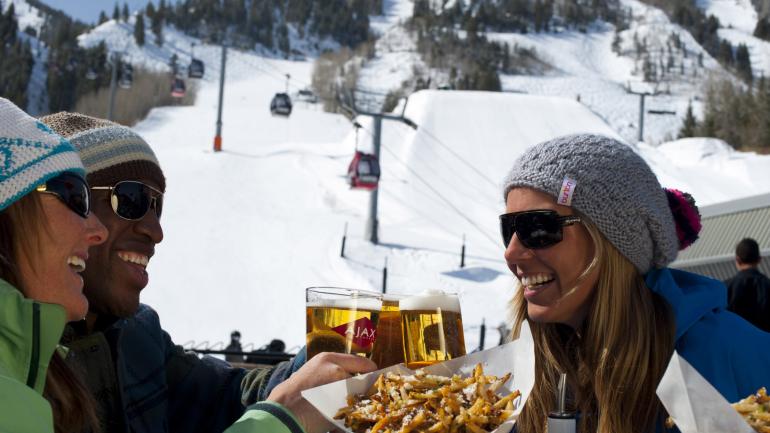 滑雪一天结束后在阿斯彭休憩