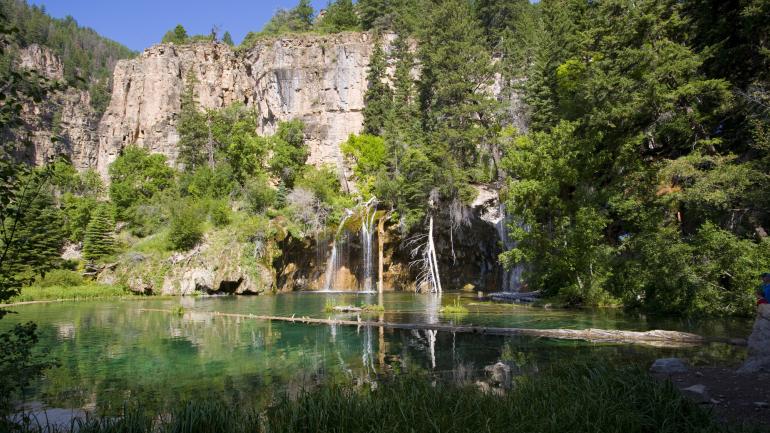 在格伦伍德斯普林斯探索美丽的垂下湖