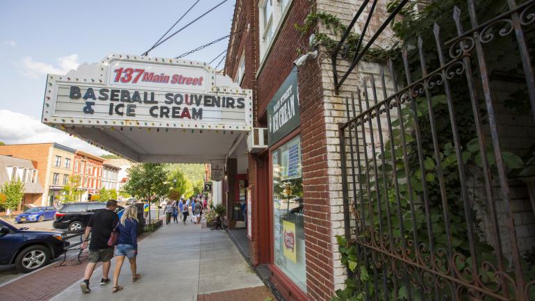 漫步在纽约州库珀斯敦的主街道