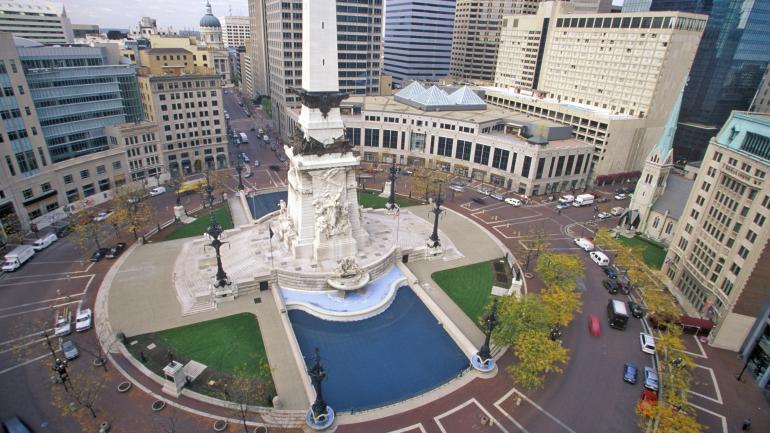 印第安纳波利斯市中心纪念碑圆形广场上的士兵和水手纪念碑