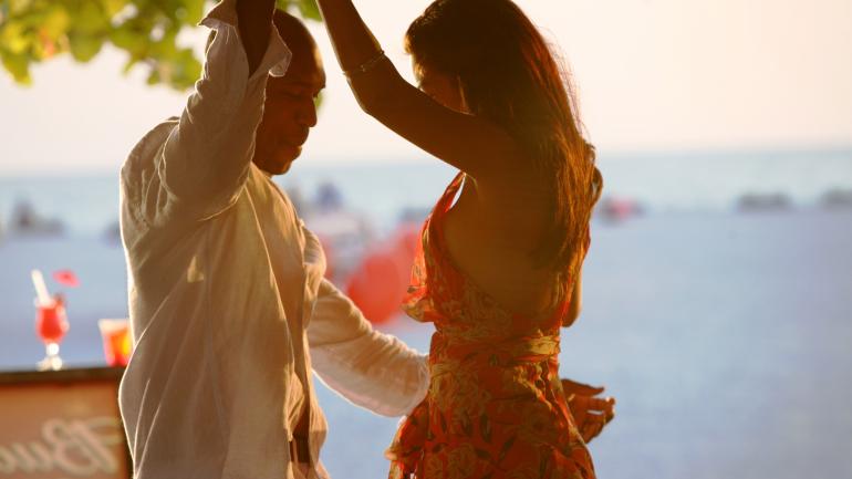 在佛罗里达湾海岸随着现场音乐舞蹈