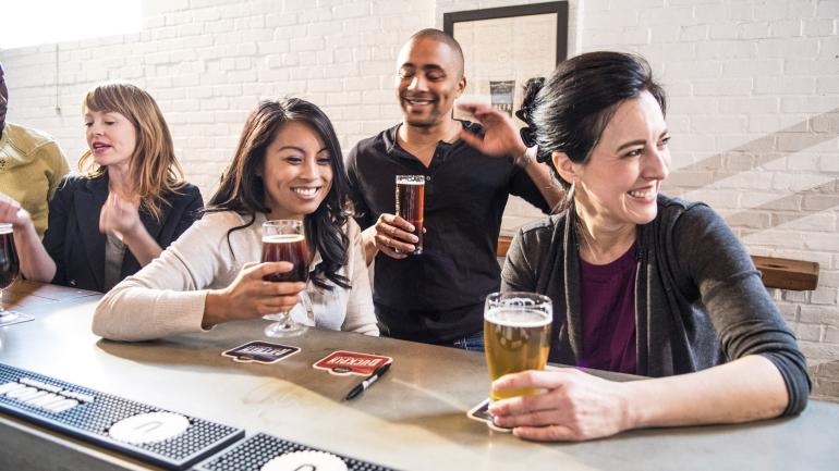 在 Union Craft Brewing 啤酒厂品尝啤酒