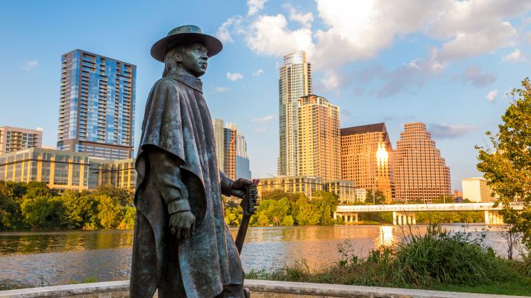 奥斯汀伯德夫人湖边著名蓝调音乐人史蒂维·雷·沃恩的雕像